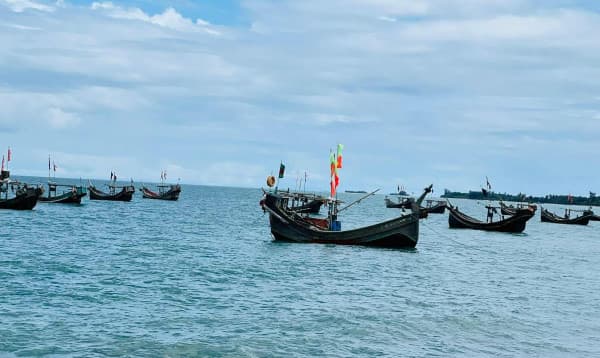 নাফ নদী থেকে আরও ১২ জেলেকে অপহরণ করল আরাকান আর্মি