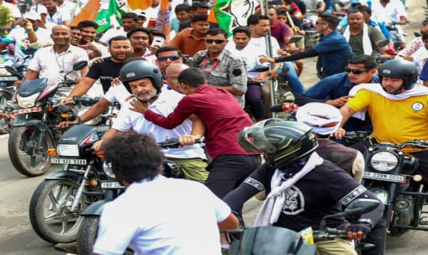 বিহারে রাহুল গান্ধীর গালে চুম্বন যুবকের, পাল্টা চড় সমর্থকদের