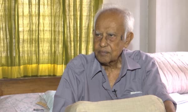 হাসপাতাল থেকে বাসায় ফিরেছেন ভাষাসৈনিক আহমদ রফিক