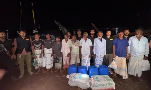 মাছ ধরার ট্রলারে মিলল সাড়ে ৪ লাখ পিস ইয়াবা, আটক ৯