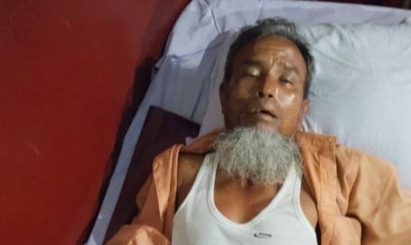 নিজের জুস পান করে নিজেই বেহুঁশ অজ্ঞান পার্টির সদস্য