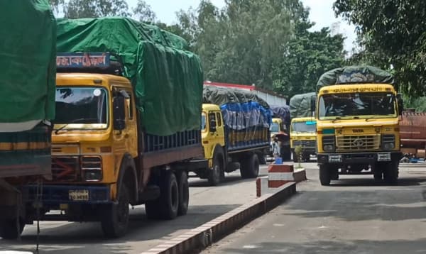 বাংলাবান্ধা দিয়ে নেপাল গেল ৫৯০ মেট্রিক টন পাট, ৮৪ মেট্রিক টন আলু