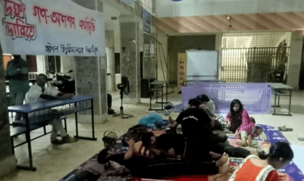 অনশনরত শিক্ষার্থীদের পাশেই মশারি টানিয়ে রাত কাটালেন ভিসি
