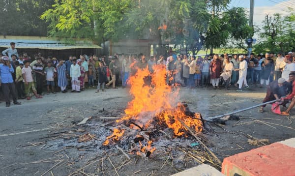 রাজবাড়ীতে কবর থেকে লাশ তুলে পুড়িয়ে দিয়েছে বিক্ষুব্ধ জনতা