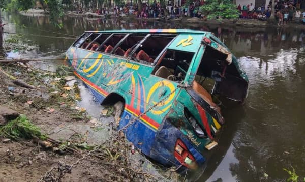লক্ষ্মীপুরে যাত্রীবাহী বাস খালে পড়ে নিহত ৫