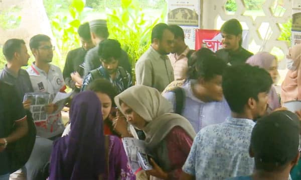 ডাকসু নির্বাচন: ১২ সেকেন্ডে এক ভোট, সময় নিয়ে শঙ্কায় শিক্ষার্থীরা
