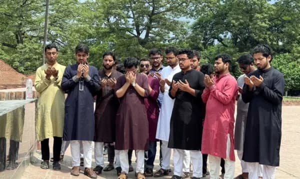 ডাকসু জয়ের পর রায়েরবাজারে ৭১’র শহিদদের শ্রদ্ধা জানাল শিবির