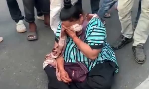 ভারতে ৬টির বদলে ৪টি ফুচকা দেয়ায় রাস্তা অবরোধ করলেন এক নারী