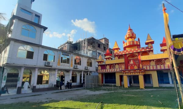 একই আঙিনায় মসজিদ-মন্দির, লালমনিরহাটে সম্প্রীতির অনন্য নিদর্শন