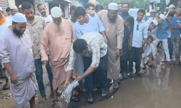 ভাঙা সড়কে মাছ ছেড়ে প্রতিবাদ জানালেন হাসনাত আব্দুল্লাহ