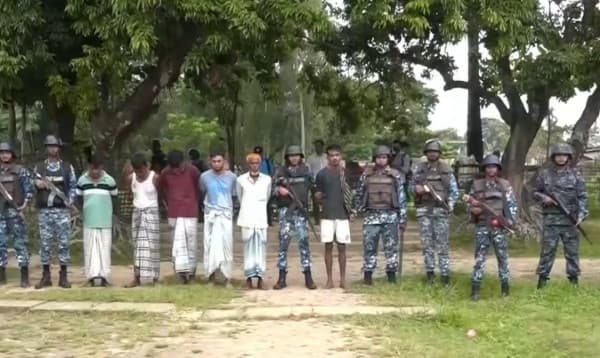 মহেশখালীতে অস্ত্র উদ্ধারে অভিযান, আটক  ৯