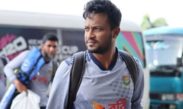 মাঠে না থেকেও আলোচনায় সাকিব আল হাসান