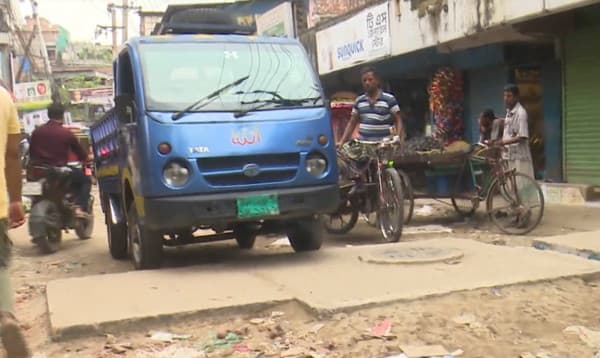 মাদারটেক থেকে নন্দীপাড়ায় ড্রেন ও স্যুয়ারেজ নির্মাণ কাজ বন্ধ, ভোগান্তি
