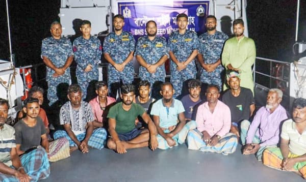 কক্সবাজারে ৩ দিন ভাসতে থাকা ১৩ জেলেকে উদ্ধার করলো নৌবাহিনী