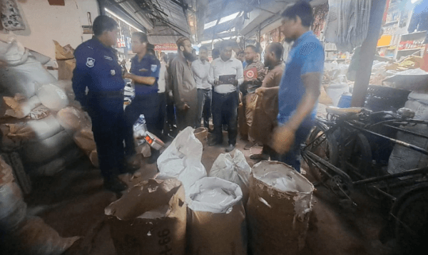 পঞ্চগড়ে নিষিদ্ধ পলিথিন জব্দের পর ভ্রাম্যমাণ আদালতে হামলার চেষ্টা, একজনের কারাদণ্ড