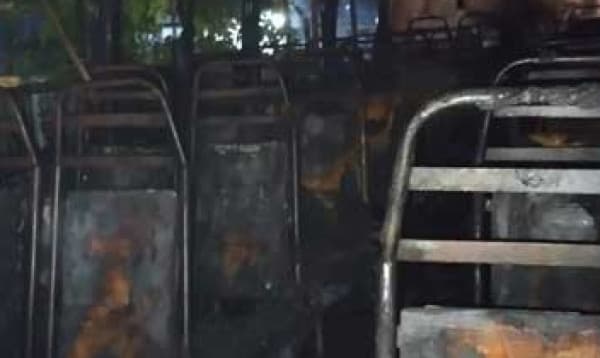 মিরপুরে বেড়িবাঁধে বাসে ‘আগুন দিয়ে পালানোর সময়’ নদীতে পড়ে একজনের মৃত্যু