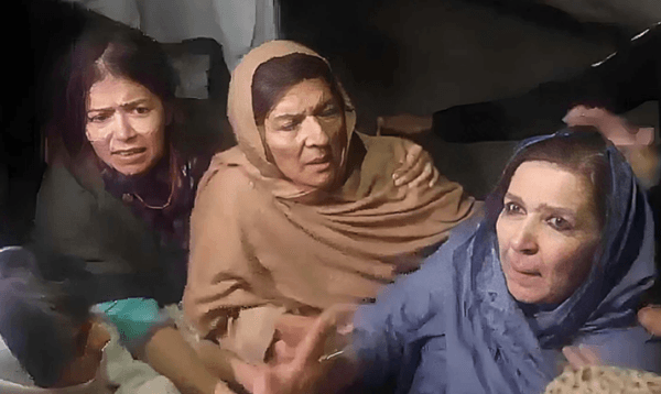 পাকিস্তানে ইমরান খানের ৩ বোন আটক