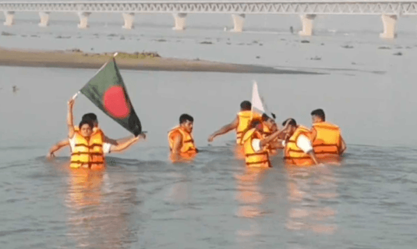 পদ্মা সেতুতে উঠতে না দেওয়ায় নদী সাঁতরে পার হওয়ার চেষ্টা, আহত ৩