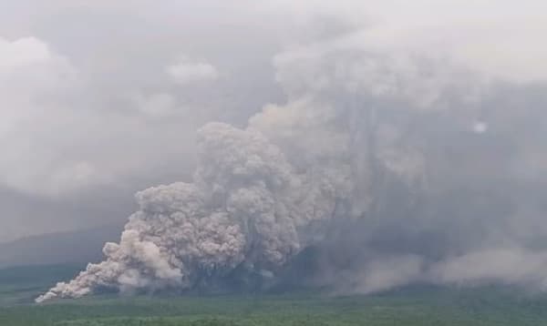 ইন্দোনেশিয়ায় জেগে উঠেছে ভয়ঙ্কর আগ্নেয়গিরি, আকাশজুড়ে কালো ছাই
