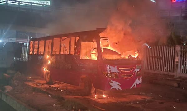 রামপুরায় টিভি ভবনের সামনে বাসে আগুন