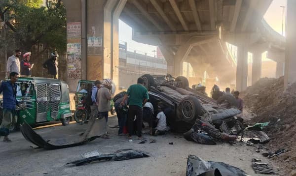 চট্টগ্রামে এক্সপ্রেসওয়ে থেকে গাড়ি নিচে পড়ে পথচারী নিহত, আহত ৪