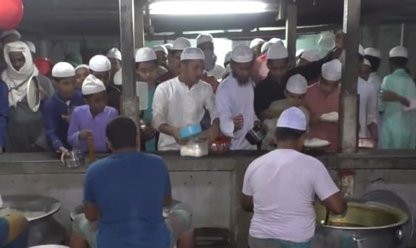 টাঙ্গাইলে সাড়ে ৪ শতাধিক এতিম শিক্ষার্থীদের মধ্যে খাবার বিতরণ