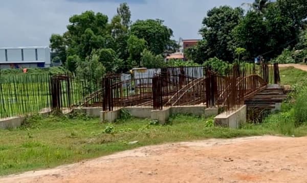 ধামরাইয়ের বেলিশ্বর সেতু নির্মাণে ধীরগতি, ভোগান্তিতে সাধারণ মানুষ