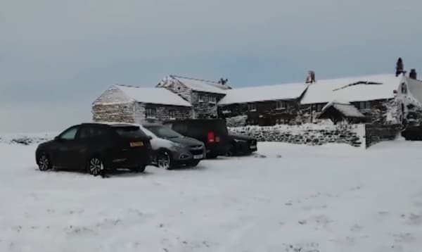 তীব্র শীত ও ভারী তুষারঝড়ে বিপর্যস্ত যুক্তরাজ্য