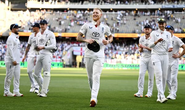 ১৩২ রানে গুটিয়ে গেল অস্ট্রেলিয়া, ইংল্যান্ড লিড পেল ৪০ রানের