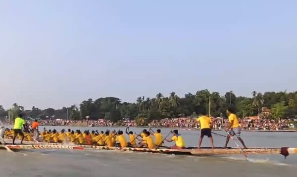 যশোরের ভৈরব নদে গ্রামবাংলার ঐতিহ্যবাহী নৌকা বাইচ
