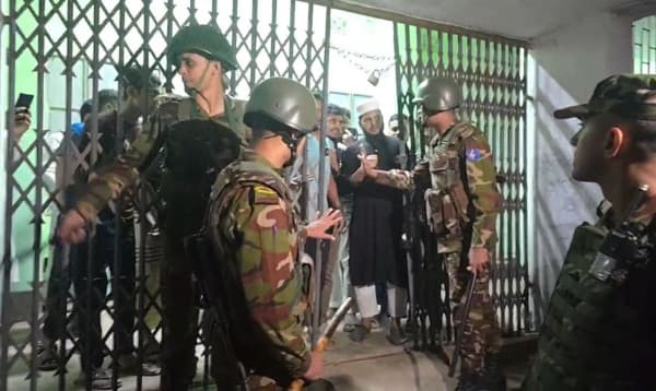 ঢাকা আলিয়া মাদ্রাসায় দুই গ্রুপের সংঘর্ষ, আহত ৭