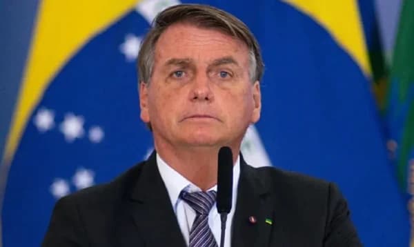 ২৭ বছরের কারাদণ্ড এড়াতে পালানোর অভিযোগে ব্রাজিলের সাবেক প্রেসিডেন্ট গ্রেপ্তার