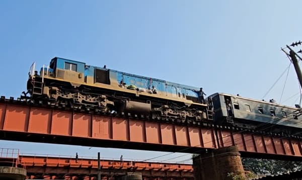 নরসিংদীতে ভূমিকম্পে ঘোড়াশাল রেল সেতুর দুইটি পিলারে ফাটল