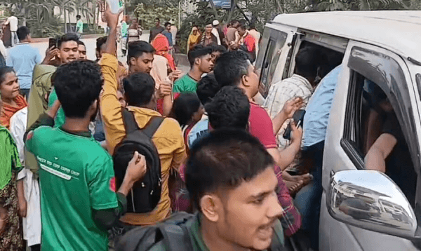 গাজীপুরে পোশাক কারখানায় একজনের মৃত্যুর পর আতঙ্কে অসুস্থ অর্ধশতাধিক শ্রমিক