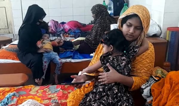 ঝিনাইদহে হাসপাতালে শিশুদের ভিড়, বাড়ছে নিউমোনিয়া ও শ্বাসকষ্ট