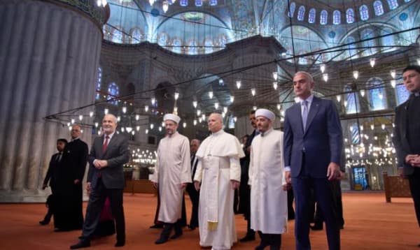 প্রথমবারের মতো মসজিদ পরিদর্শনে গেলেন পোপ লিও