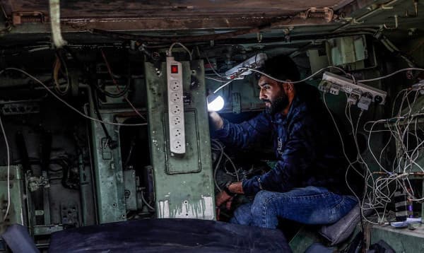 ইসরায়েলের পরিত্যক্ত সাঁজোয়া যান এখন মোবাইল চার্জিং স্টেশন: গাজার যুবকের অনন্য উদ্ভাবন