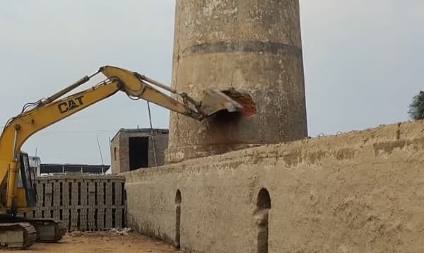 মেহেরপুরে গুড়িয়ে দেয়া হলো অবৈধ ইটভাটার চিমনী