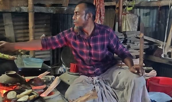 বাগেরহাটে শীতের আমেজ, জমে উঠেছে পিঠা উৎসব