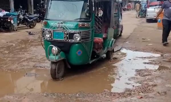 ফটিকছড়ির নাজিরহাটের হাসপাতাল সড়কে চরম জনদুর্ভোগ