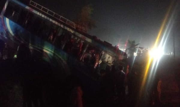 দিনাজপুরে বাস-ব্যাটারিচালিত ভ্যানের সংঘর্ষে নিহত ৩