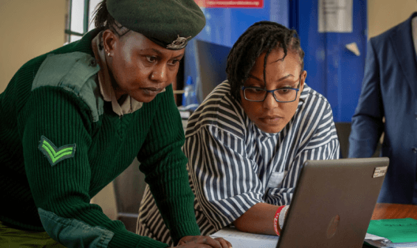 কেনিয়ায় যাবজ্জীবন সাজা মাথায় নিয়ে জেলেই আইনজীবী হলেন তরুণী, লড়ছেন সহবন্দিদের জন্য