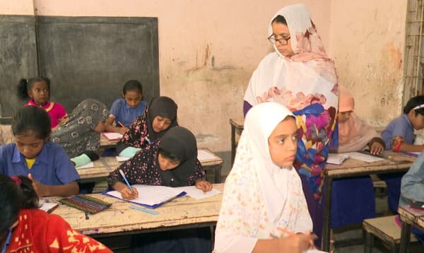 শিক্ষকরা আন্দোলনে, কুষ্টিয়ায় এক স্কুলে পরীক্ষা নিলেন অভিভাবকরা