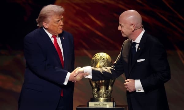 ফিফা শান্তি পুরস্কার পেলেন ডোনাল্ড ট্রাম্প