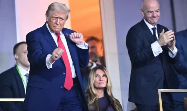 ট্রাম্পকে শান্তি পুরস্কার দিয়ে তীব্র সমালোচনার ফিফা, নিরপেক্ষতা নিয়ে প্রশ্ন