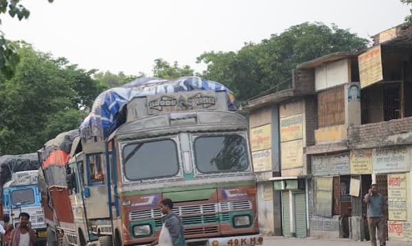 সোনামসজিদ বন্দর দিয়ে প্রথম দিনে এলো ৬০ টন পেঁয়াজ