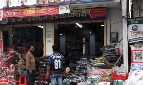 কুষ্টিয়ায় শীত কম হওয়ায় জমছে না পোশাকের পাইকারি বাজার