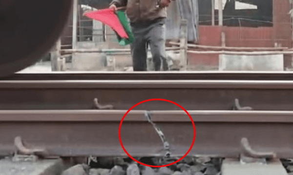 নাটোরে অতিরিক্ত ঠান্ডায় রেললাইনে ফাটল