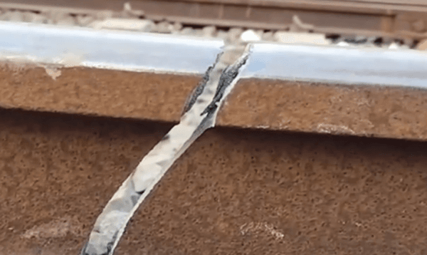 তীব্র শীতে নাটোরে রেললাইনে ফাটল