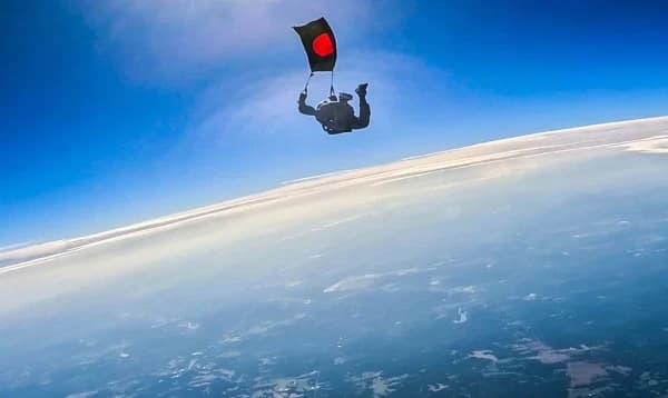 বিজয় দিবসে সর্বাধিক পতাকা হাতে প্যারাস্যুটিং, বিশ্বরেকর্ড গড়ার প্রত্যয় বাংলাদেশের